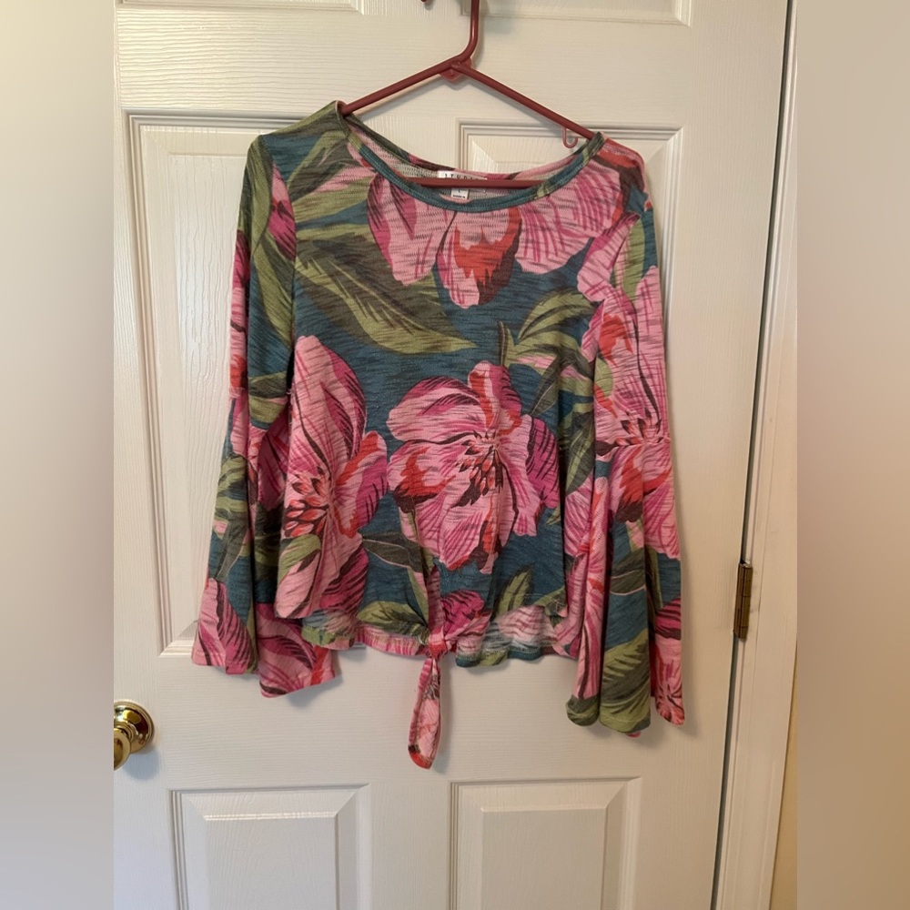 Resort wear top size lg